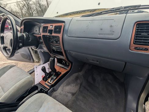 Used 2000 Toyota 4Runner SR5 AWD/4WD image 16