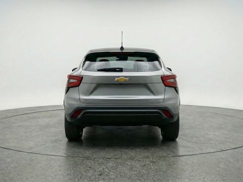 Used 2025 Chevrolet Trax LT FWD image 7