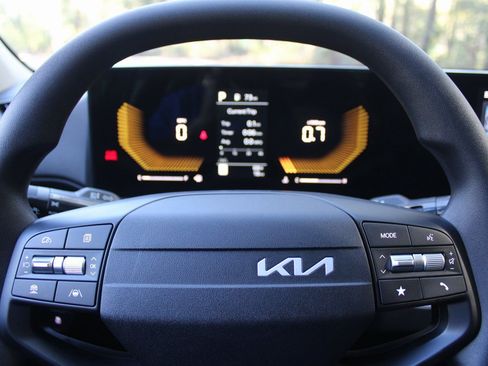 New 2025 Kia K4 LX image 25