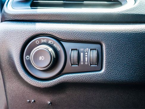 Used 2019 Chrysler Pacifica Touring-L FWD image 13