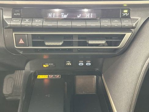 Used 2025 Toyota Camry LE image 12