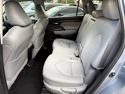 Used 2021 Toyota Highlander XLE AWD/4WD image 16