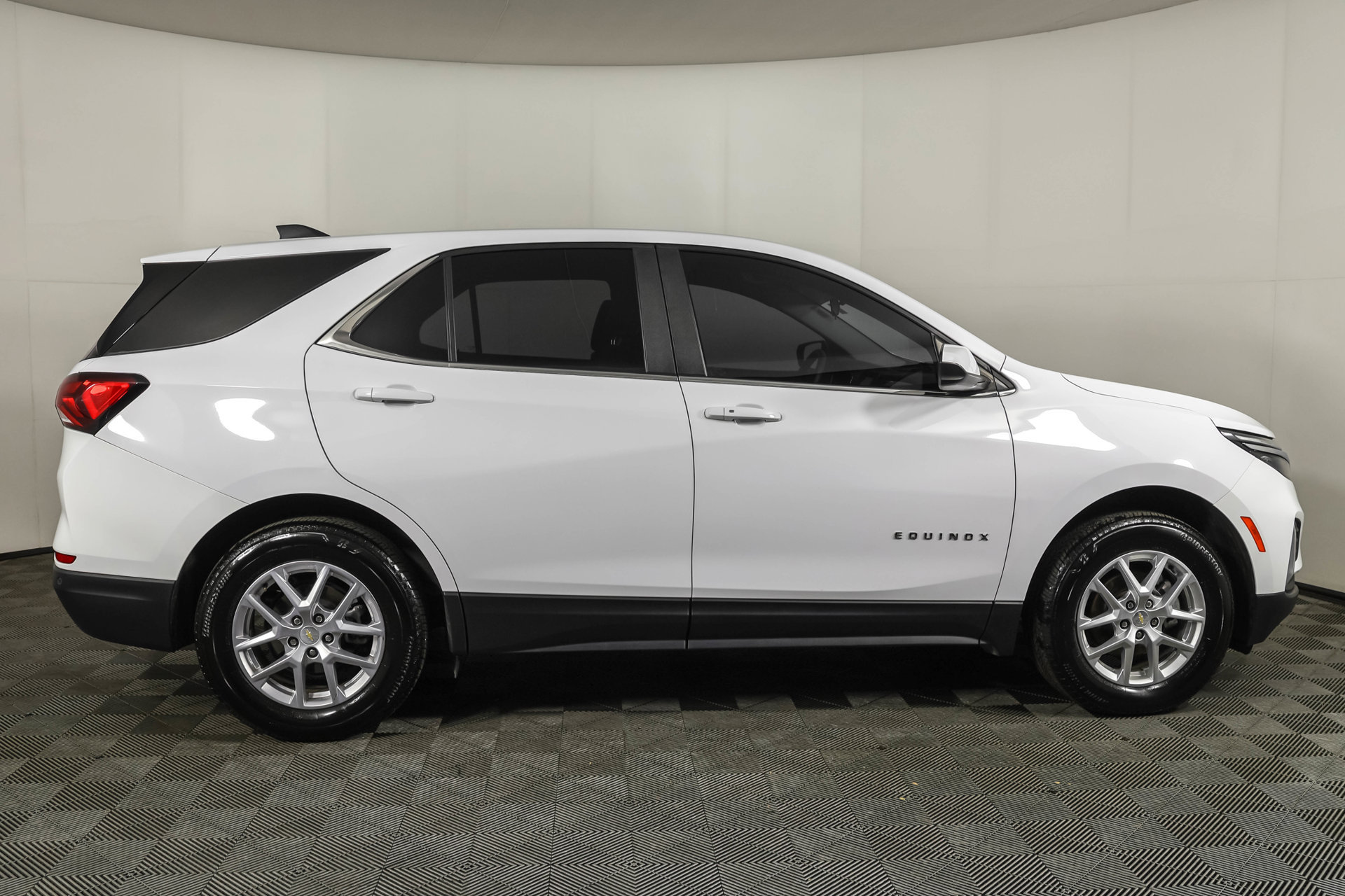 Used 2023 Chevrolet Equinox LT w/ Driver Convenience Package AWD/4WD image 13