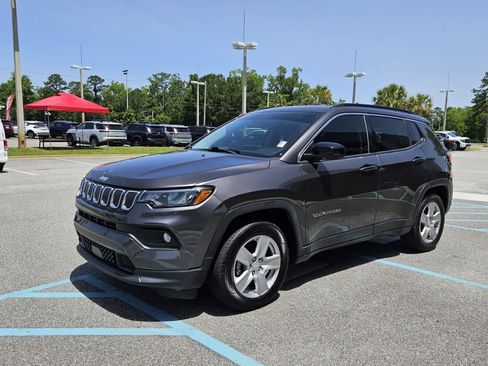 Used 2022 Jeep Compass Latitude image 2