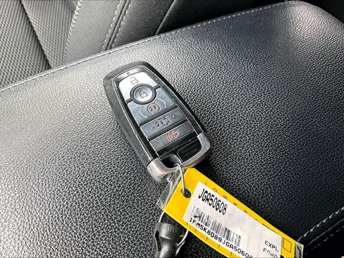 Certified 2018 Ford Explorer XLT w/ Equipment Group 201A AWD/4WD image 15