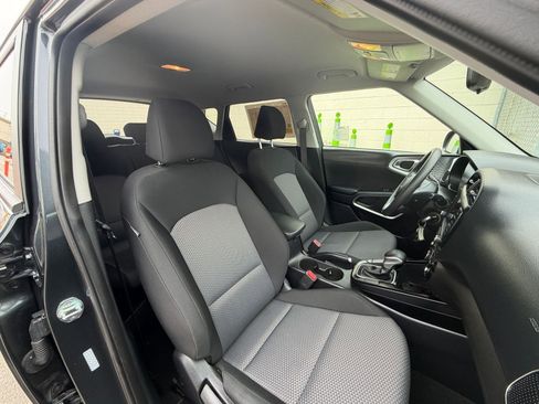 Used 2025 Kia Soul LX w/ LX Technology Package FWD image 34