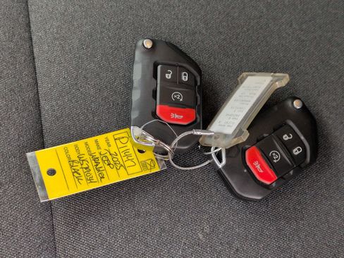 Used 2025 Jeep Wrangler Unlimited Sahara w/ Safety Group AWD/4WD image 35
