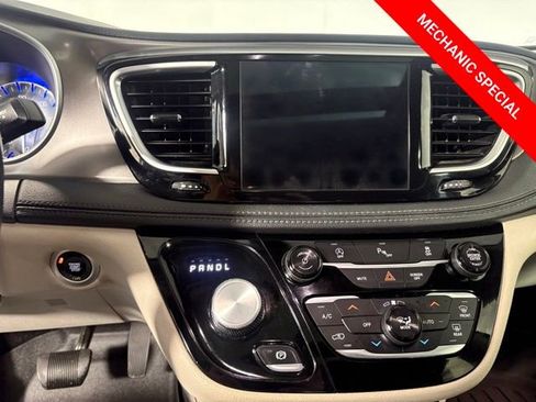 Used 2018 Chrysler Pacifica Limited FWD image 30