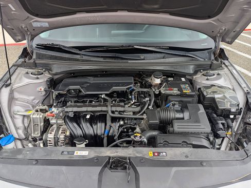 Used 2022 Hyundai Elantra SEL image 31