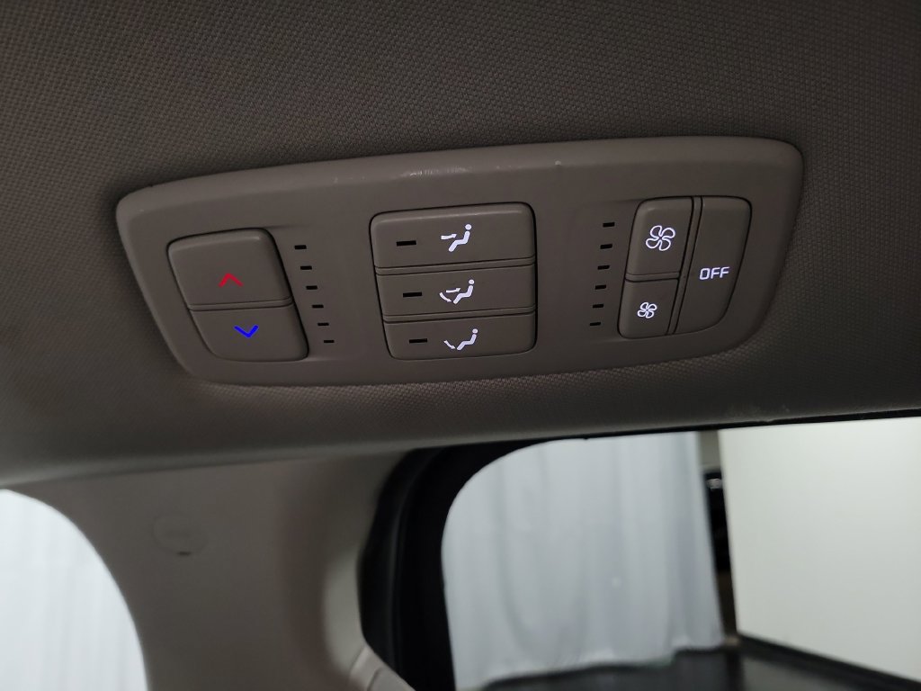 Used 2023 Kia Carnival LX FWD image 31