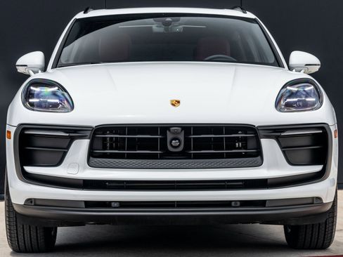 Certified 2025 Porsche Macan image 8