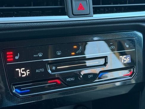 Used 2025 Volkswagen Taos SE image 27