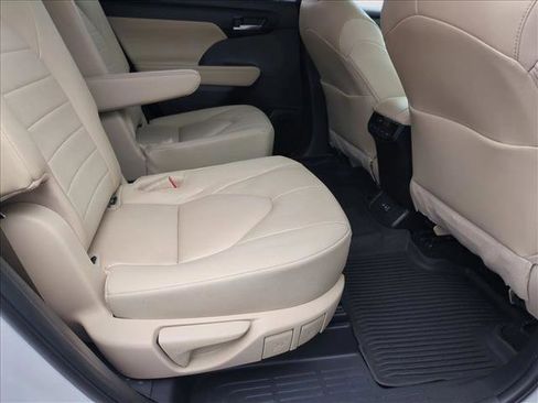 Used 2023 Toyota Highlander XLE image 21