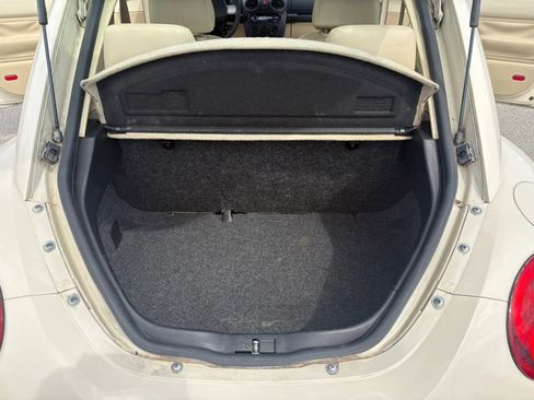 Used 2008 Volkswagen Beetle S image 11