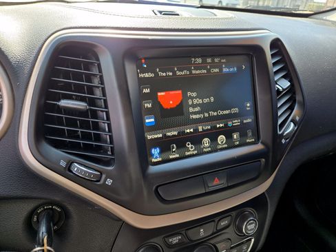 Used 2017 Jeep Cherokee Latitude FWD image 17