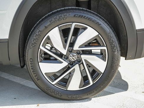 Certified 2024 Volkswagen Atlas SE image 10