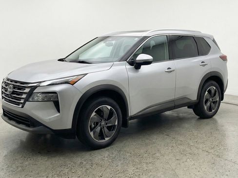 Used 2025 Nissan Rogue SV image 3