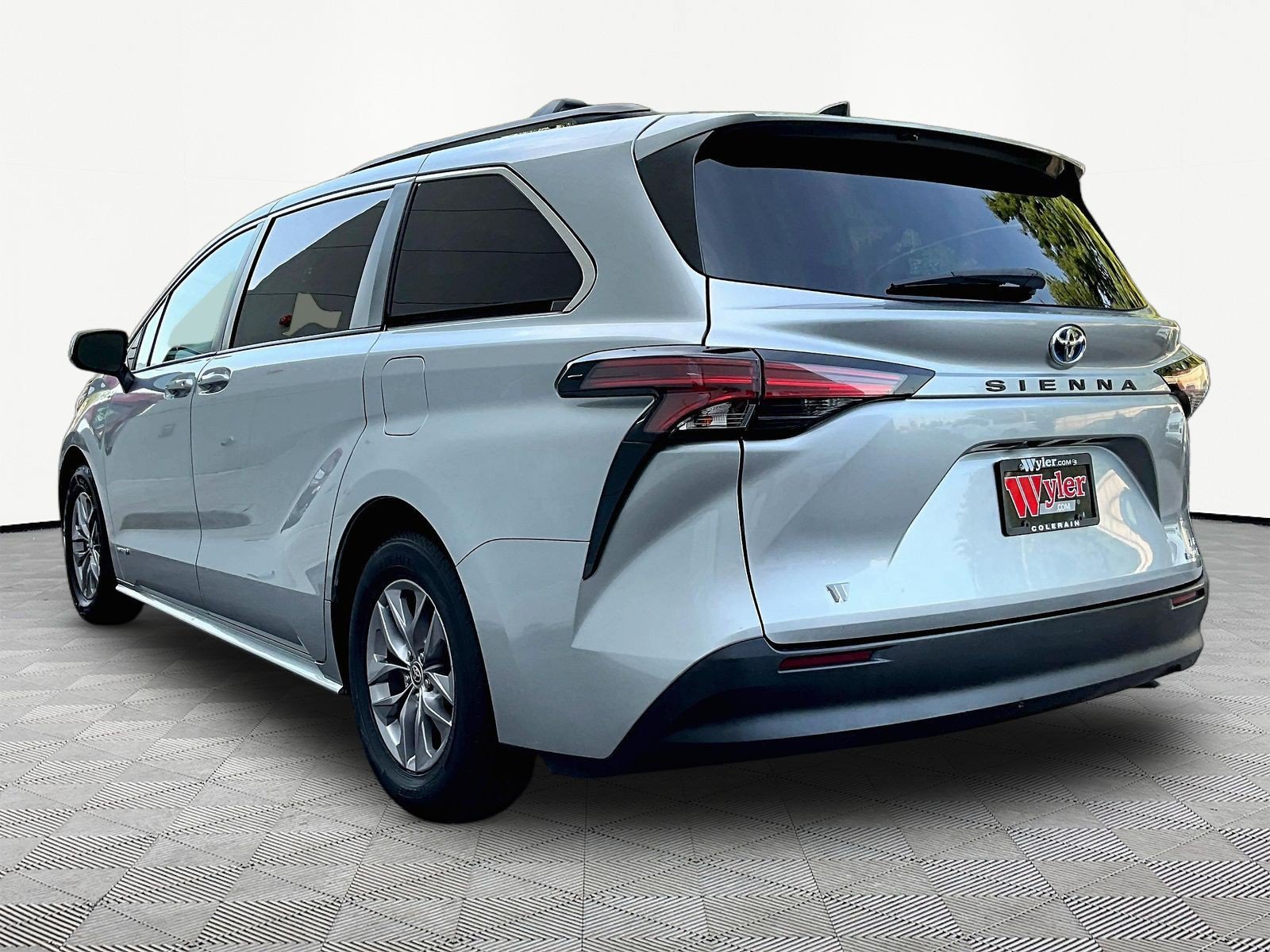 Used 2021 Toyota Sienna LE FWD image 4