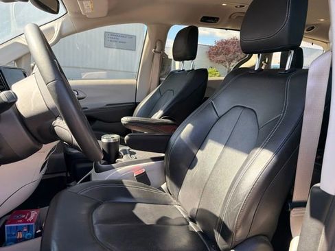 Used 2022 Chrysler Pacifica Touring-L FWD image 9