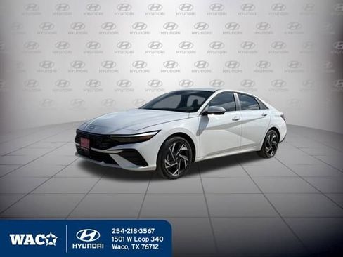 Used 2025 Hyundai Elantra SEL image 3