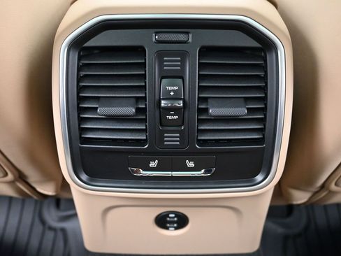 Used 2026 Porsche Macan AWD/4WD image 8
