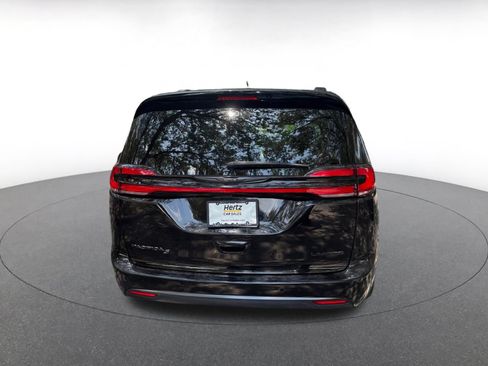 Used 2025 Chrysler Pacifica Limited FWD image 6