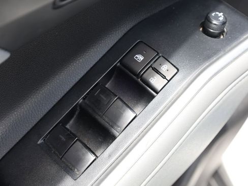 Used 2023 Toyota Highlander LE FWD image 12
