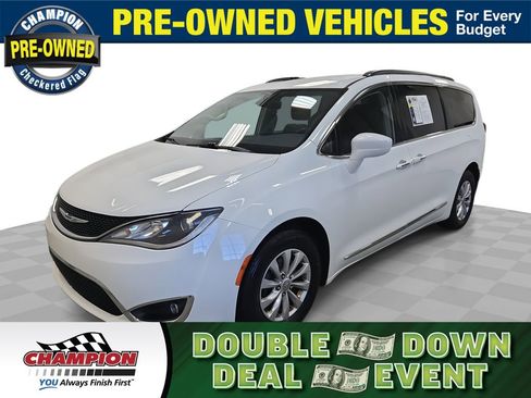 Used 2017 Chrysler Pacifica Touring-L w/ 13 Speaker Alpine Sound Group image 1