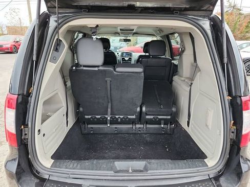 Used 2013 Chrysler Town & Country Touring image 34