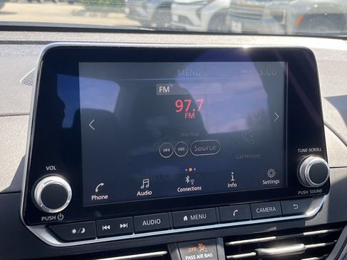 Used 2025 Nissan Altima 2.5 SV FWD image 12