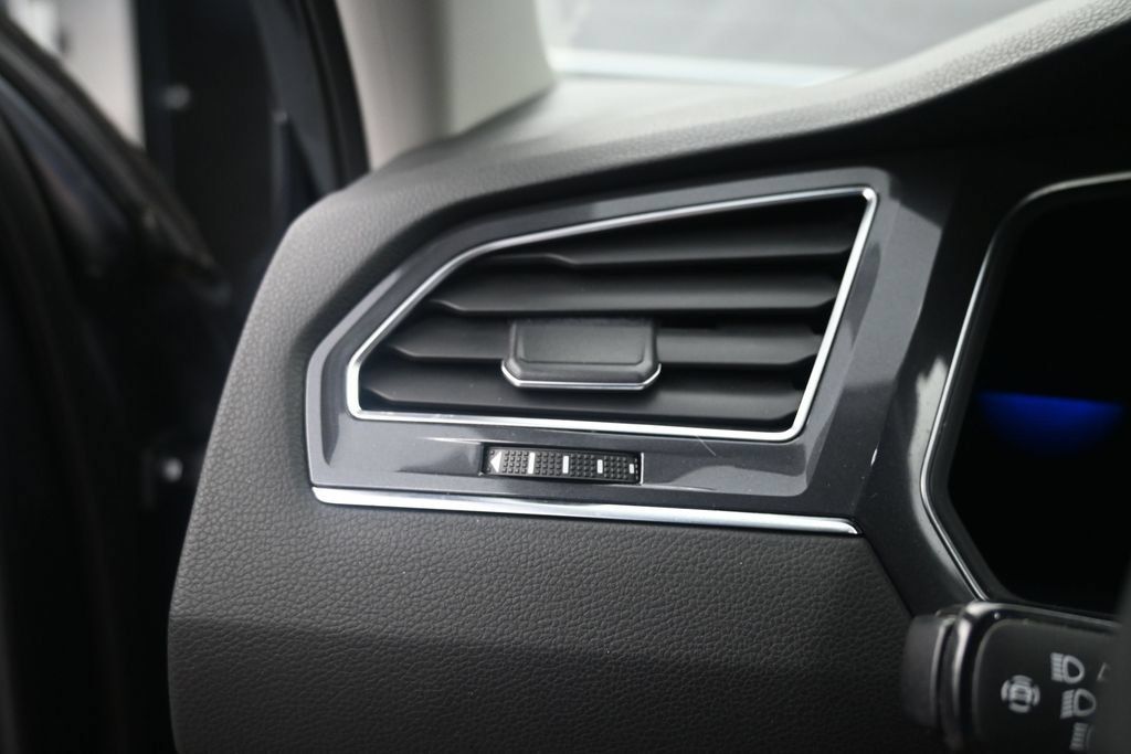Used 2022 Volkswagen Tiguan SE FWD image 19