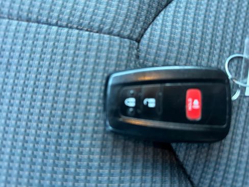 Used 2021 Toyota RAV4 XLE w/ Convenience Package FWD image 25