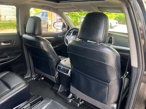 Used 2019 Toyota Highlander XLE AWD/4WD image 16
