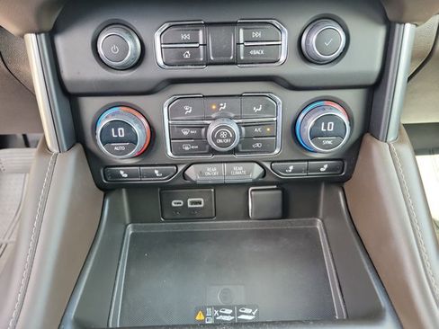 Used 2023 Chevrolet Tahoe Z71 w/ Luxury Package image 23