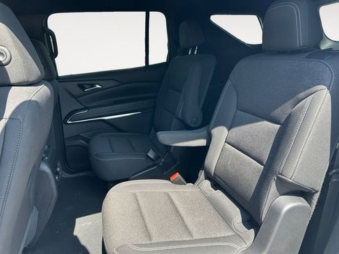 Used 2025 Chevrolet Traverse LT image 13