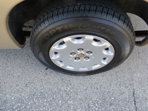 Used 2001 Chrysler Town & Country LX image 18