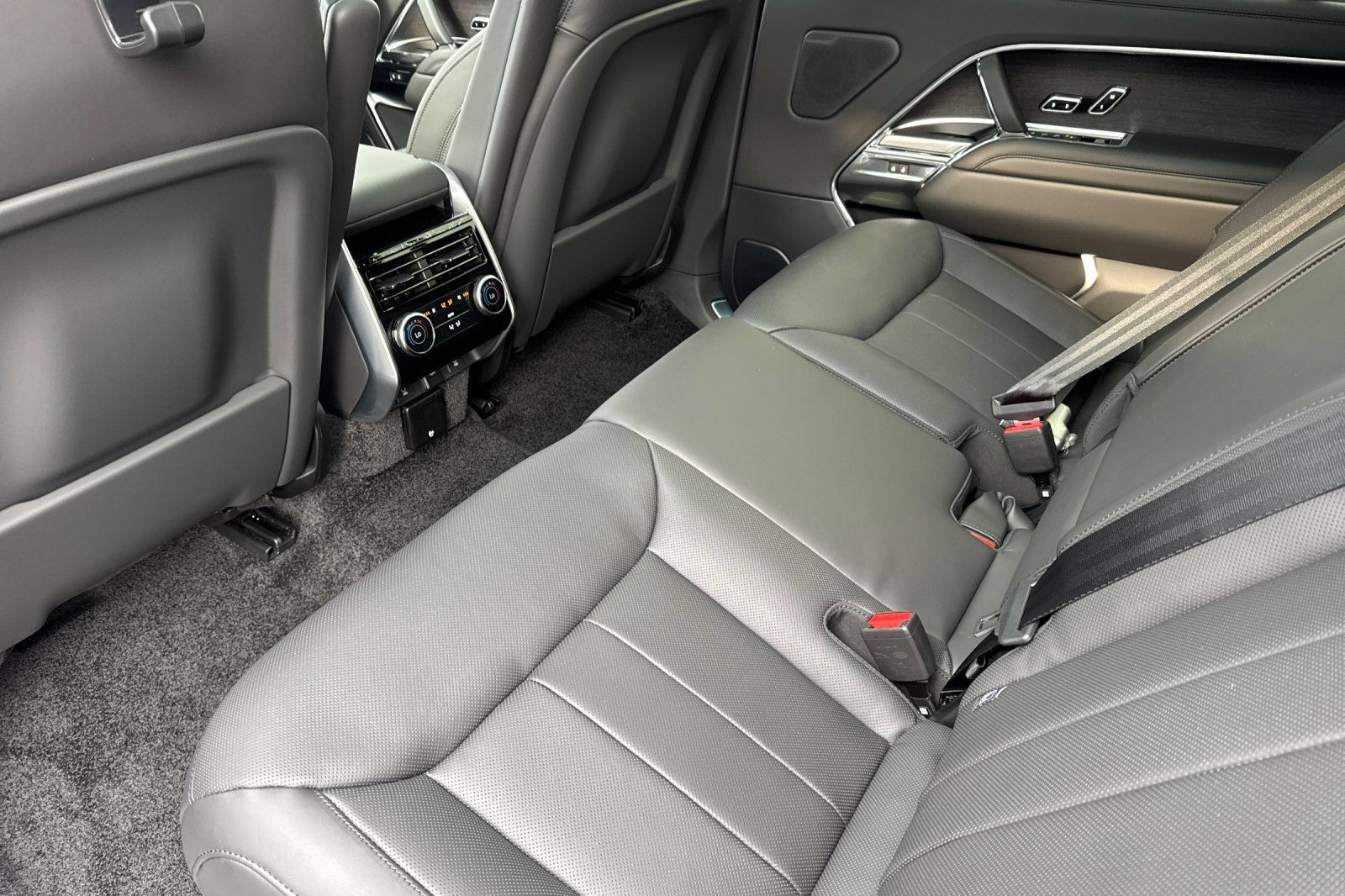 New 2026 Land Rover Range Rover Long Wheelbase SE AWD/4WD image 12