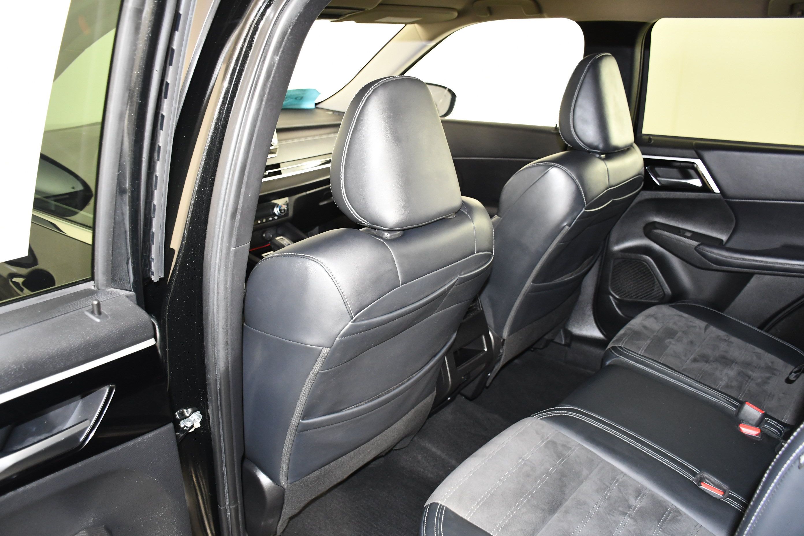 Used 2023 Mitsubishi Outlander SE AWD/4WD image 47