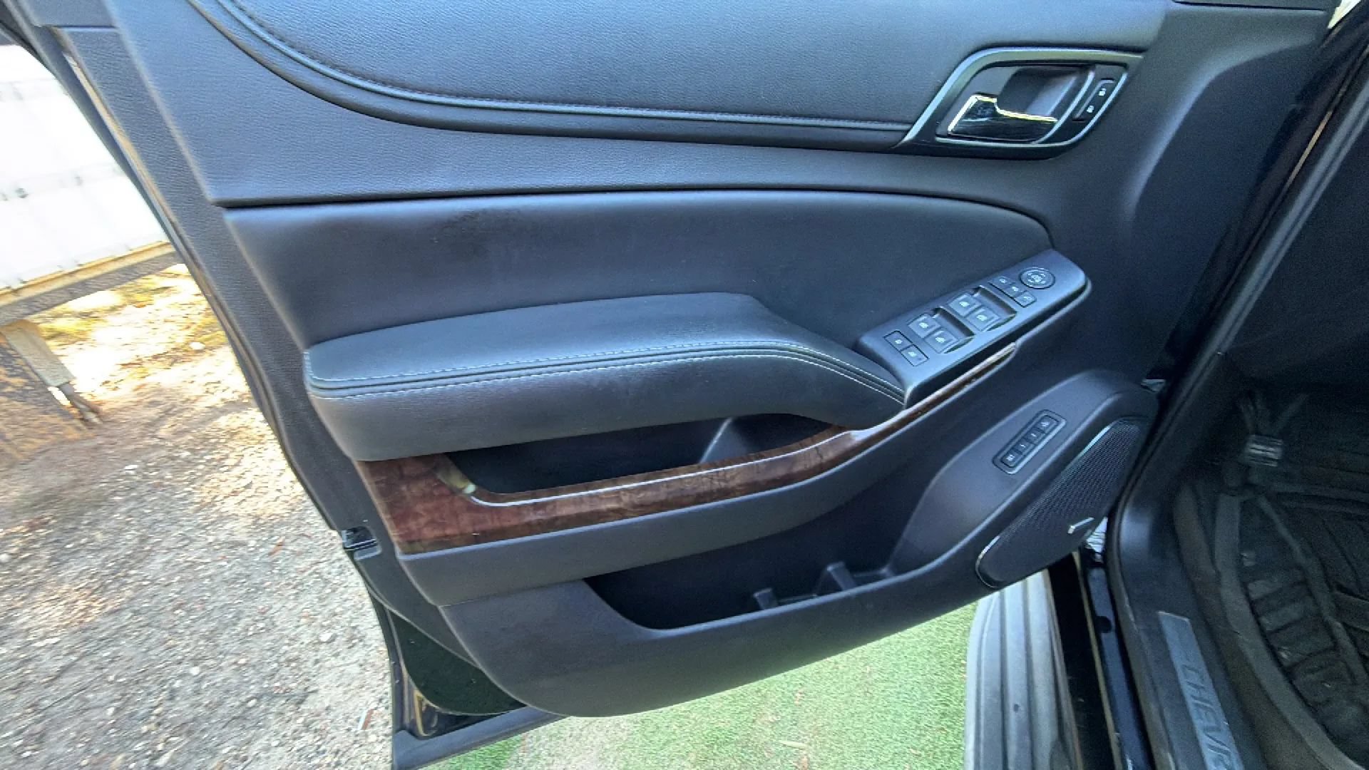 Used 2015 Chevrolet Suburban LT RWD image 21