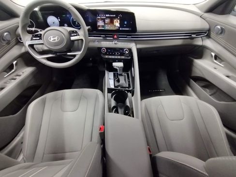 Used 2025 Hyundai Elantra SEL FWD image 36