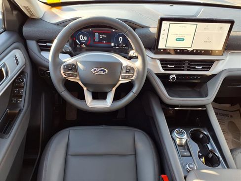 Used 2025 Ford Explorer Active w/ Active Comfort Package AWD/4WD image 3
