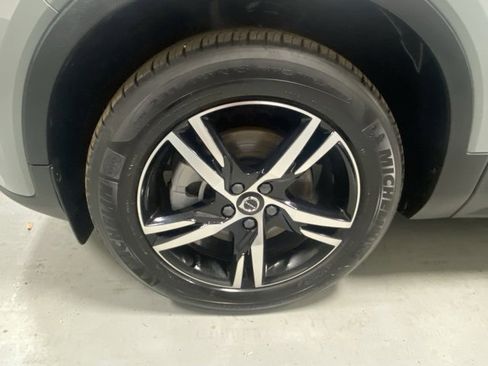 Used 2025 Volvo XC40 B5 Core image 5