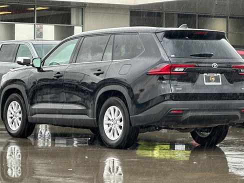 Used 2025 Toyota Grand Highlander XLE image 4