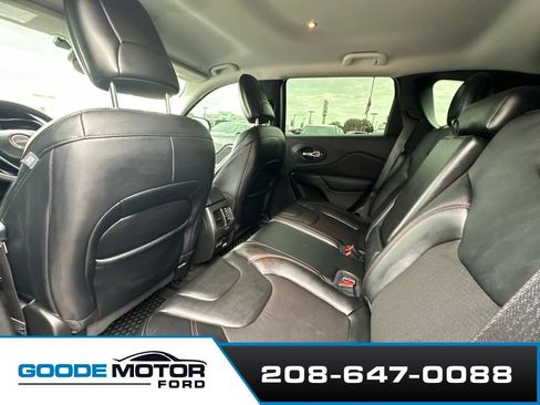 Used 2021 Jeep Cherokee Trailhawk AWD/4WD image 17