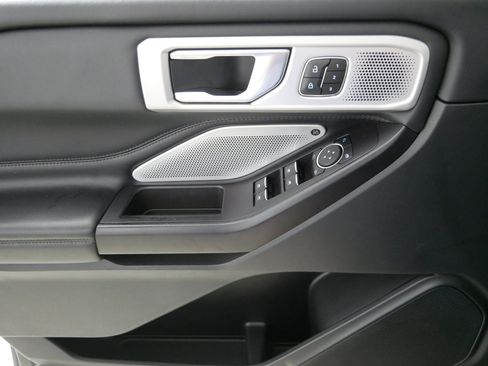 Used 2020 Ford Explorer Platinum w/ Premium Technology Package AWD/4WD image 19