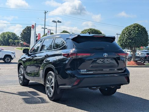 Used 2024 Toyota Highlander XLE AWD/4WD image 5