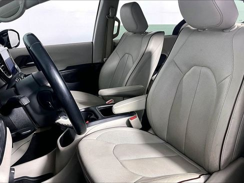 Used 2017 Chrysler Pacifica Limited w/ UConnect Theater Package FWD image 25