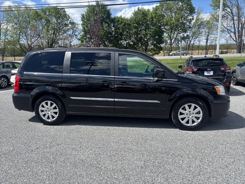 Used 2015 Chrysler Town & Country Touring image 8