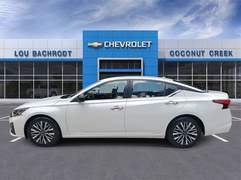 Used 2024 Nissan Altima 2.5 SV image 3