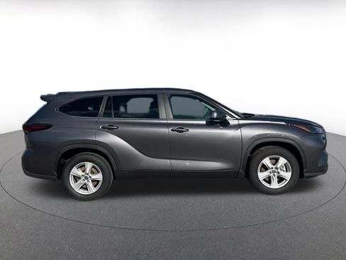 Used 2025 Toyota Highlander LE image 16